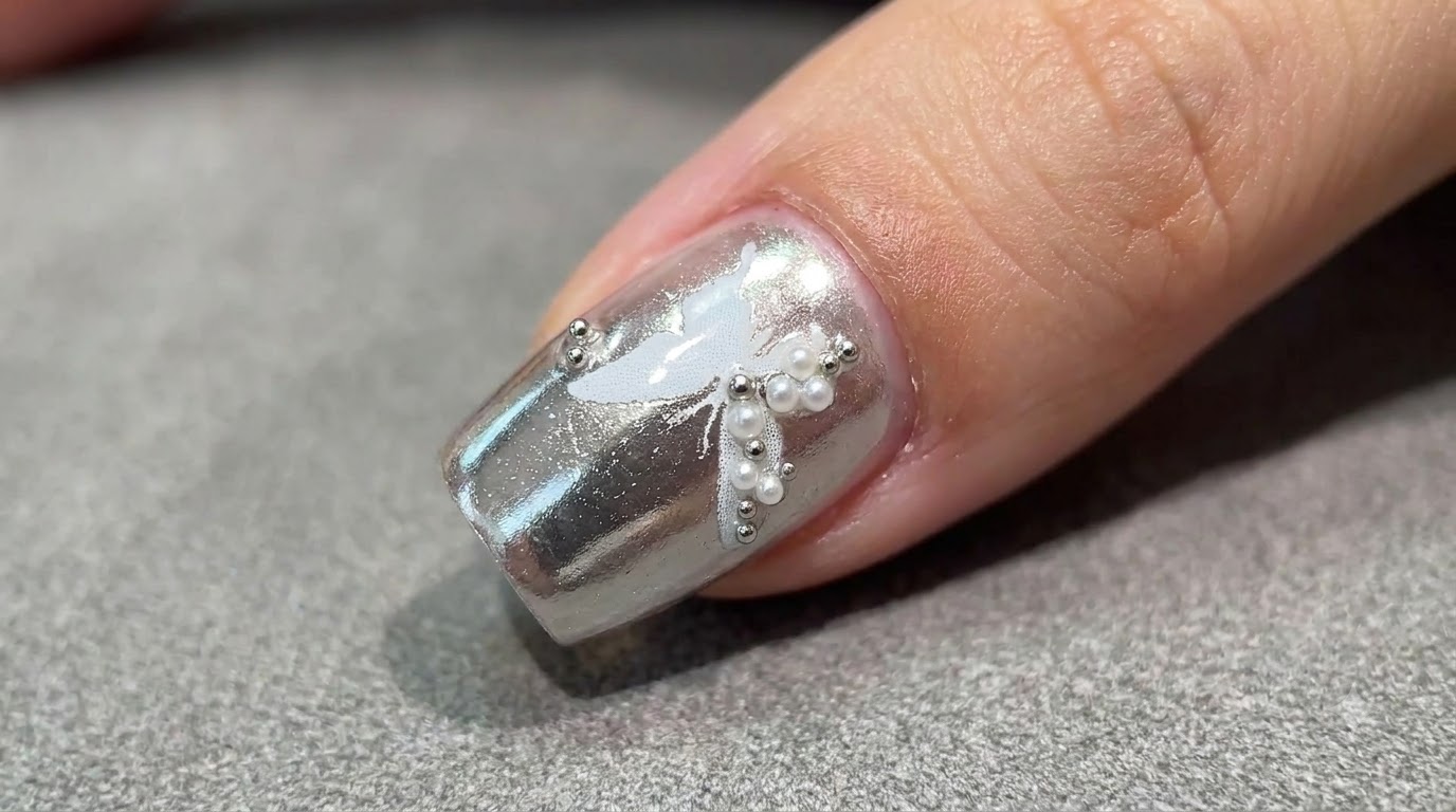 Silberne Chrom-Schmetterlings-Nail-Art — Schritt-für-Schritt-Anleitung