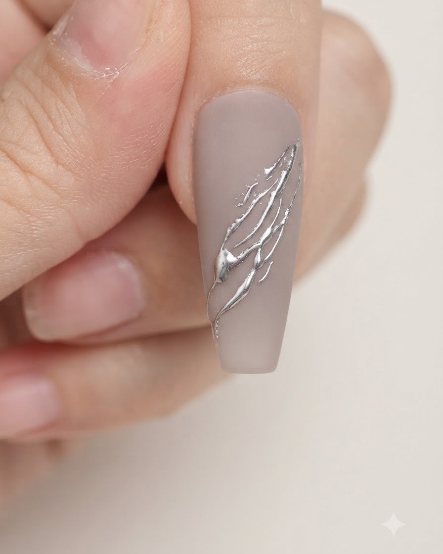 Ein weicher Make-up-Pinsel fegt überschüssiges metallisch-silbernes Puder von einem manikierten Nagel ab.