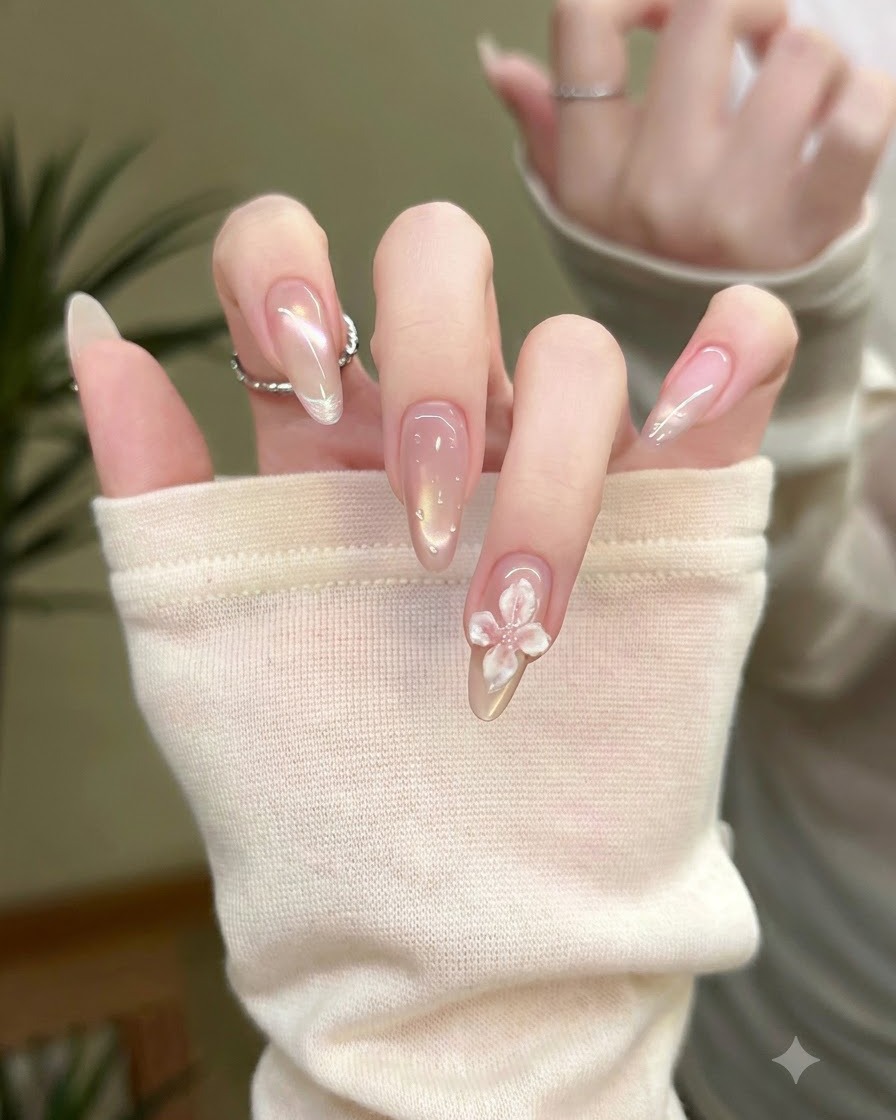 Eine Nahaufnahme eines Pinsels, der einen glänzenden Versiegelungs-Top-Coat auf eine präparierte Nageloberfläche aufträgt.