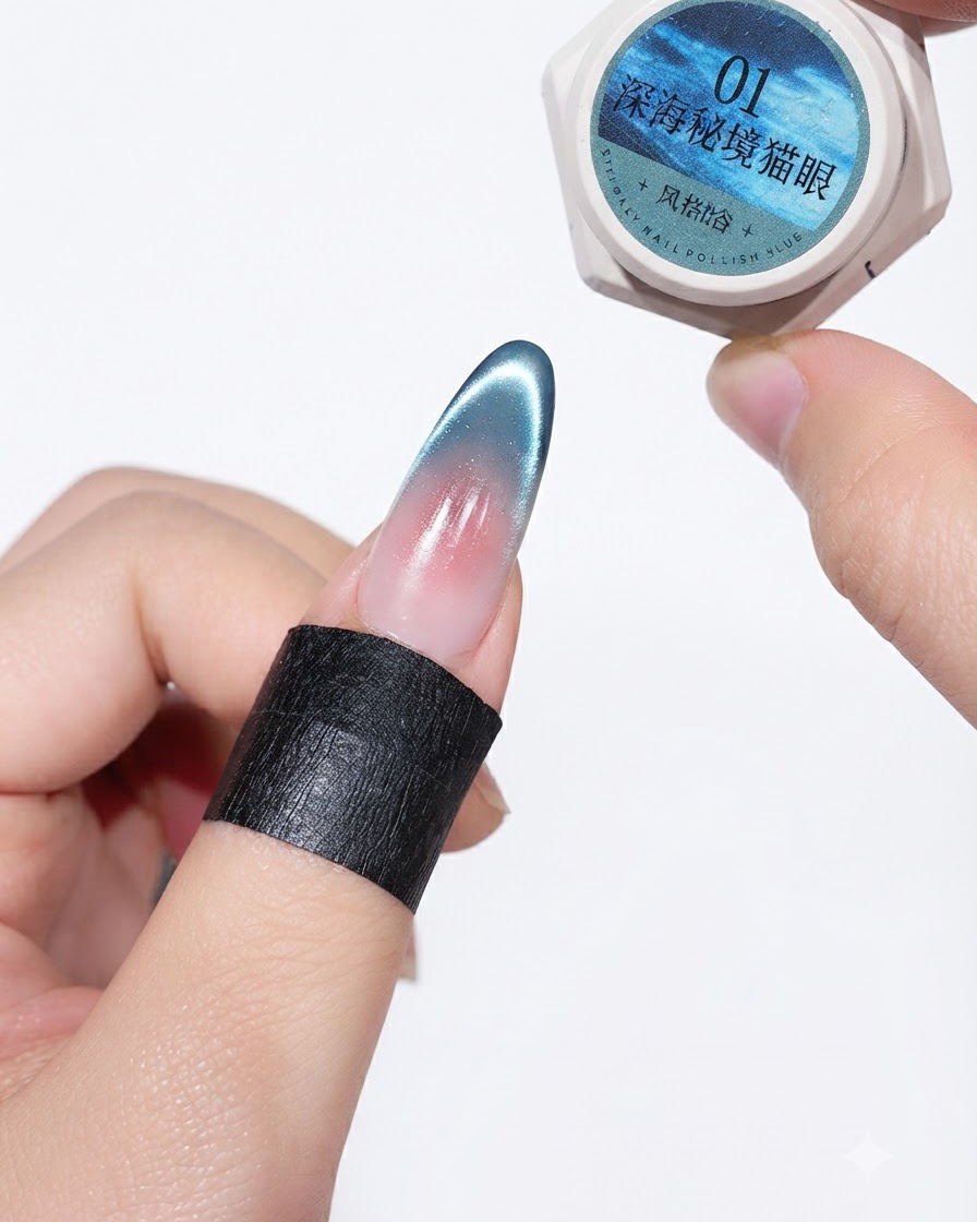 Ein Tiegel mit Deep Sea Secret No. 1 Cat-Eye-Gel wird neben einem ausgehärteten Nageldesign präsentiert.