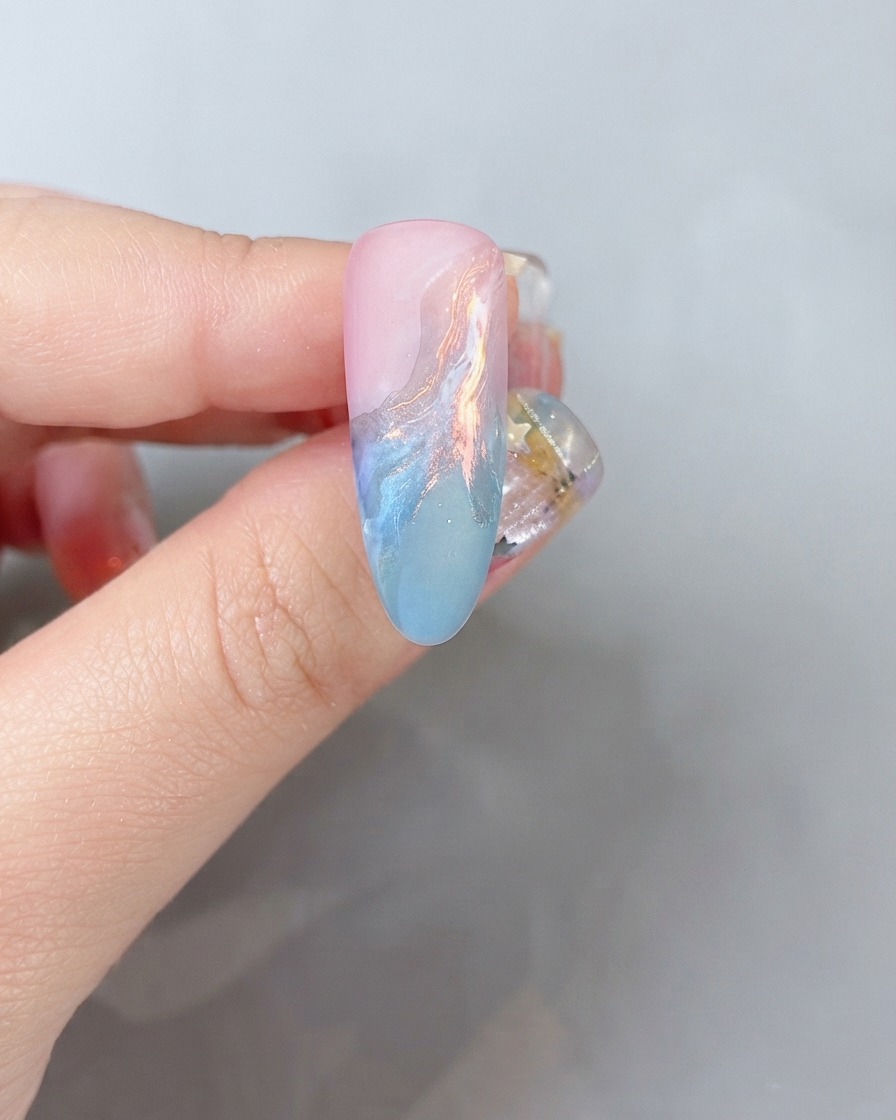 Eine Nahaufnahme einer Nageloberfläche erhält einen leichten Hauch von farbigem Glitzerpuder.