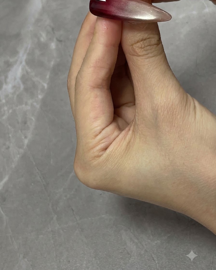 Ein Finger tupft sanft die feuchte Geloberfläche ab, um harte Linien zu verwischen und einen Ombré-Farbverlauf zu erzeugen.