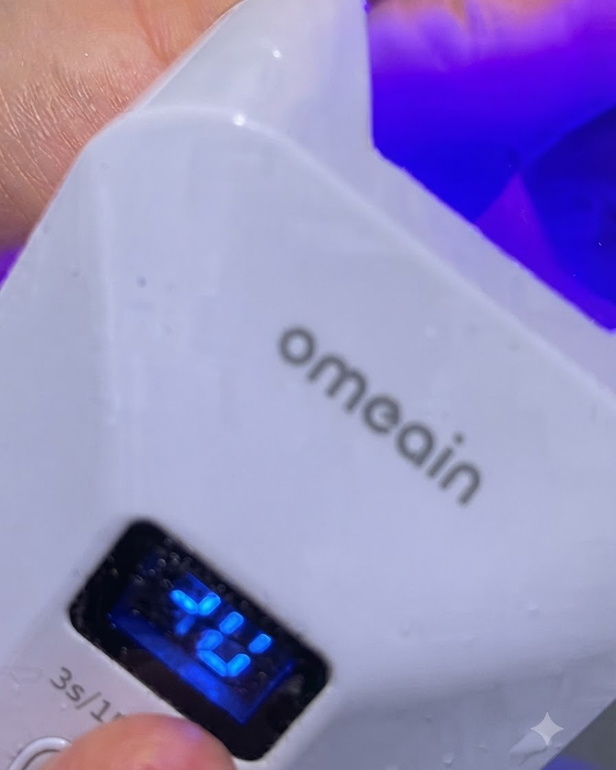 Eine kleine LED-Lampe beleuchtet einen einzelnen Finger während einer kurzen Spot-Aushärtung.