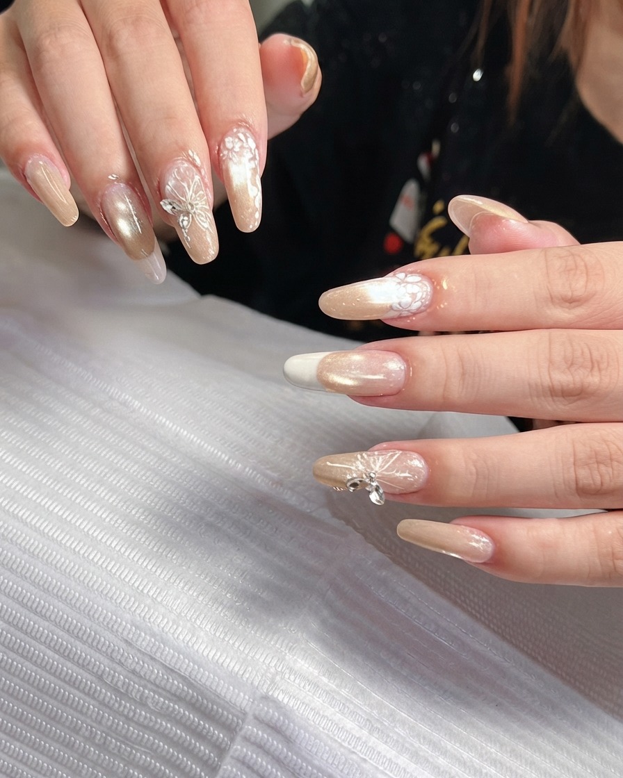 Eine Nahaufnahme der rechten Hand, die den zarten Nude-Farbverlauf und den weichen French Fade hervorhebt.
