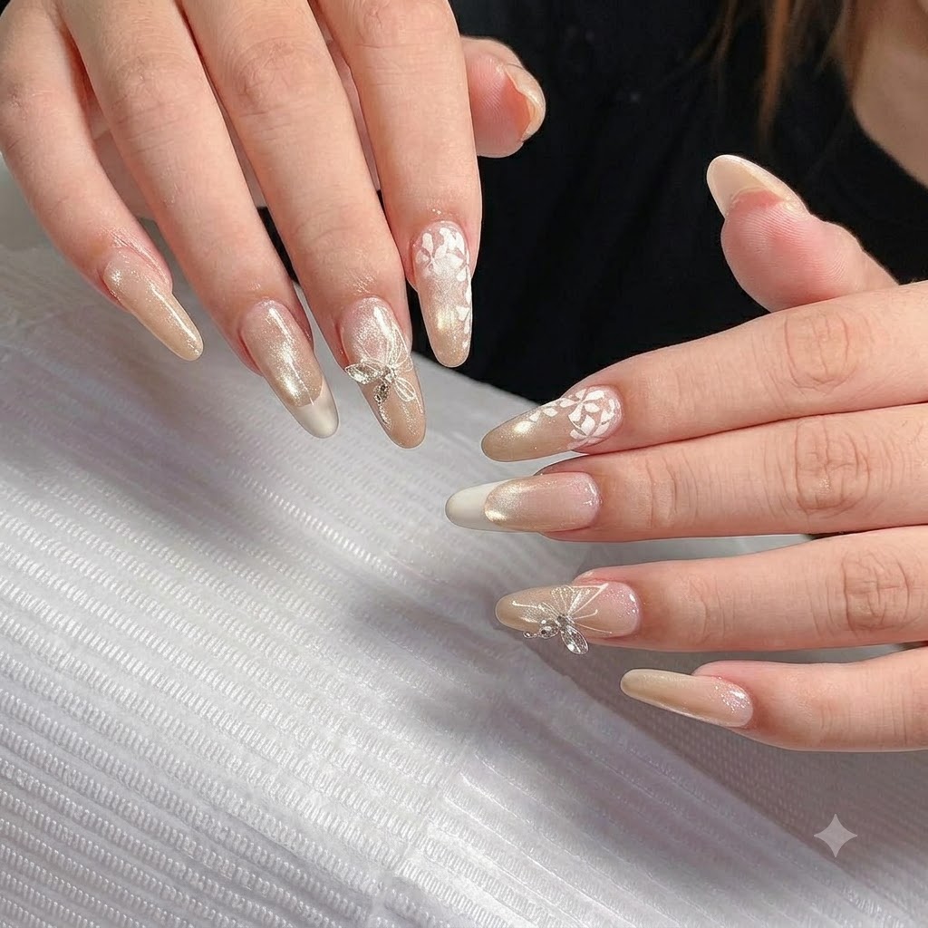 Detaillierte Nahaufnahme eines funkelnden 3D-Schmetterlings nahe der Nagelhaut eines Akzentnagels.