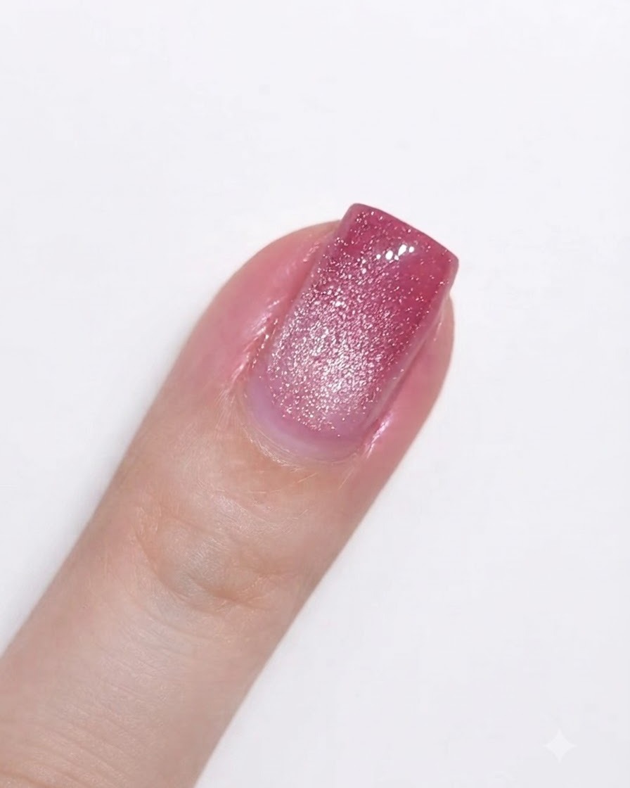 Eine Nahaufnahme des Nagels, die den fertigen Cat-Eye-Schimmerverlauf nach der Verwendung des Magneten zeigt.