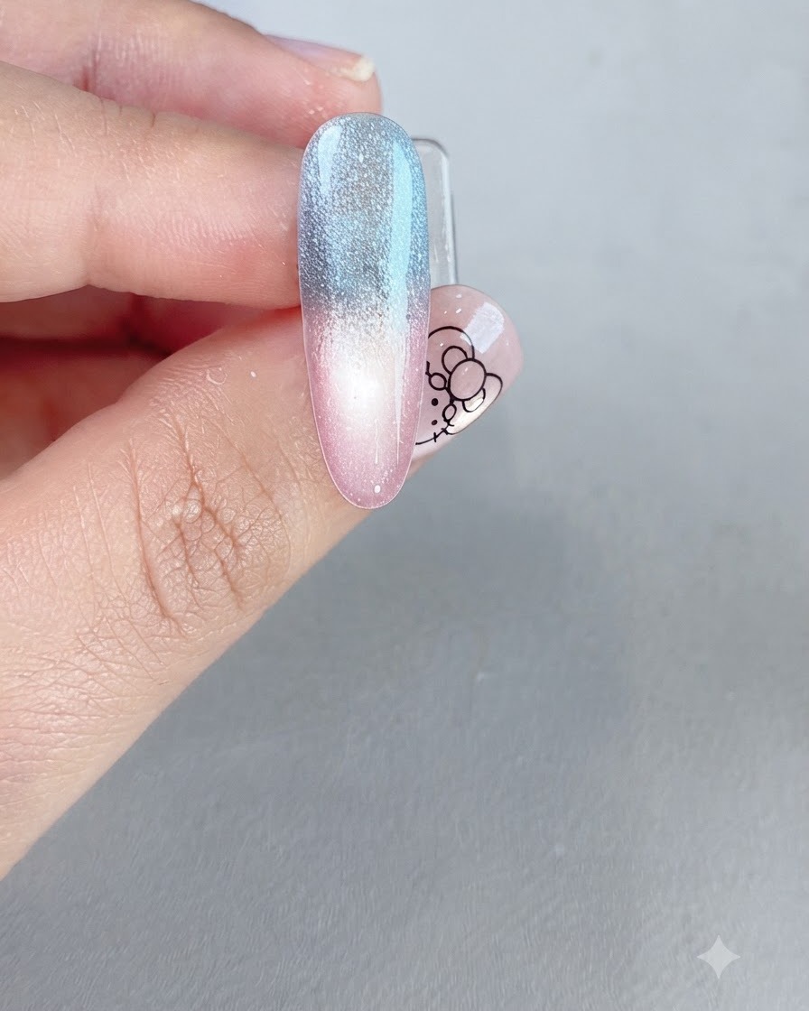 Der Nagel zeigt einen magnetisierten Cat-Eye-Effekt im oberen blauen Bereich.