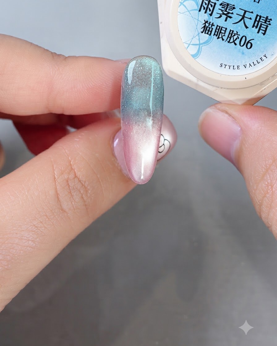 Ein feiner Nail-Art-Pinsel trägt milchig-weißes, selbstglättendes Gel auf einen Farbverlauf-Nagel auf, um weiche, abstrakte Formen zu bilden.