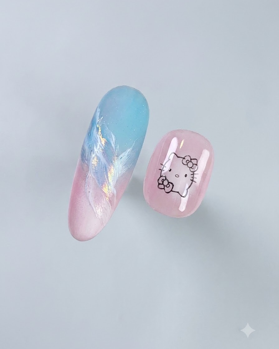 Eine Nahaufnahme von zwei dekorierten künstlichen Nageltipps vor einem hellgrauen Hintergrund, die einen fertigen Farbverlauf und das Nail-Art-Design zeigen.