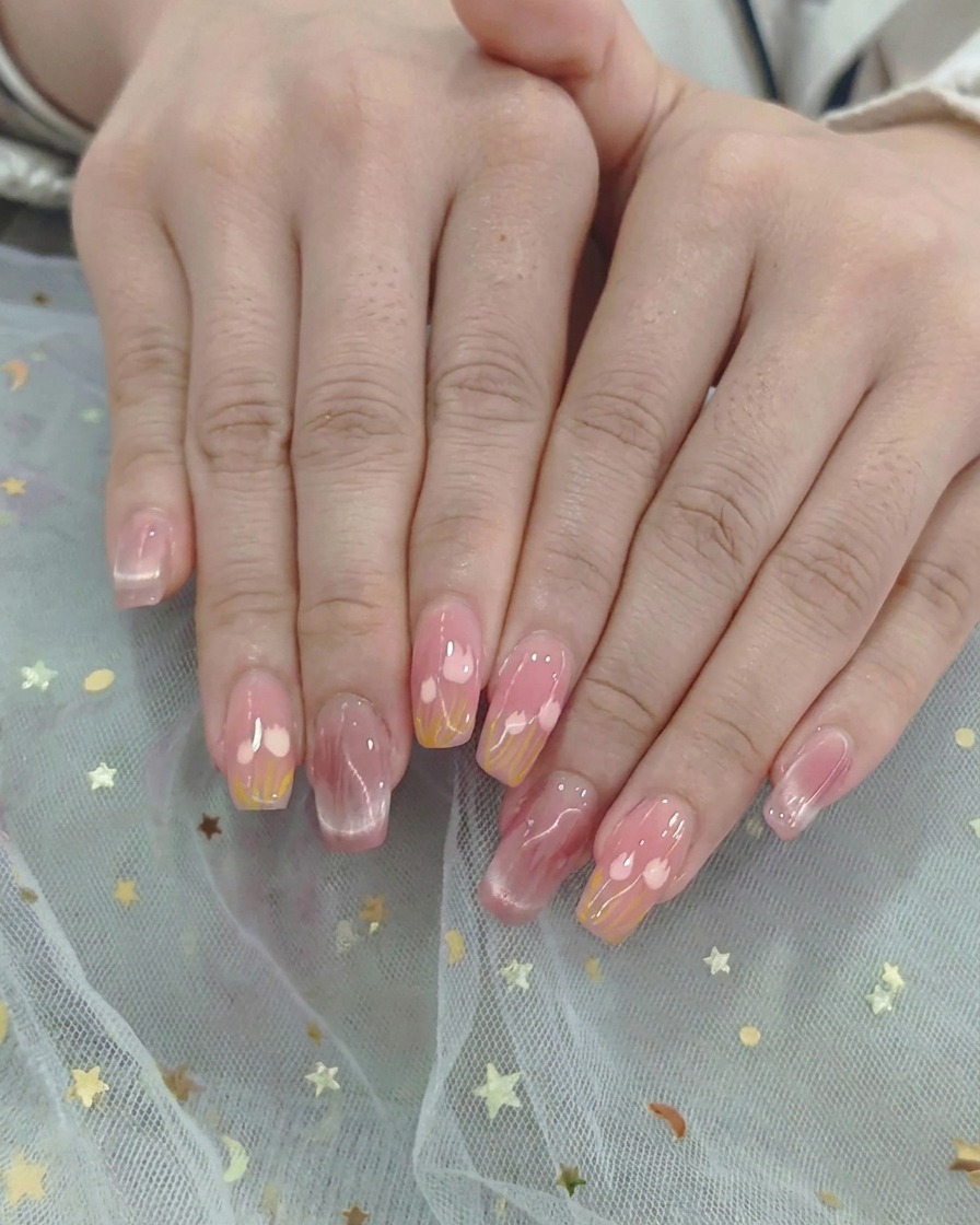 Zwei Hände in einer professionellen UV/LED-Nagellampe härten Gel-Polish unter hellem violettem Licht aus.