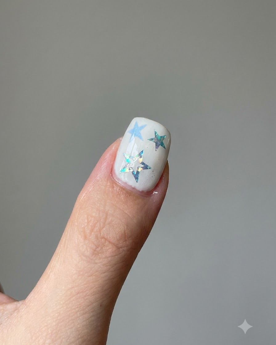 Nahaufnahme einer Hand, die eine rosa-lila Gel-Flasche hält, während der Pinselapplikator aus dem Flaschenhals gezogen wird.