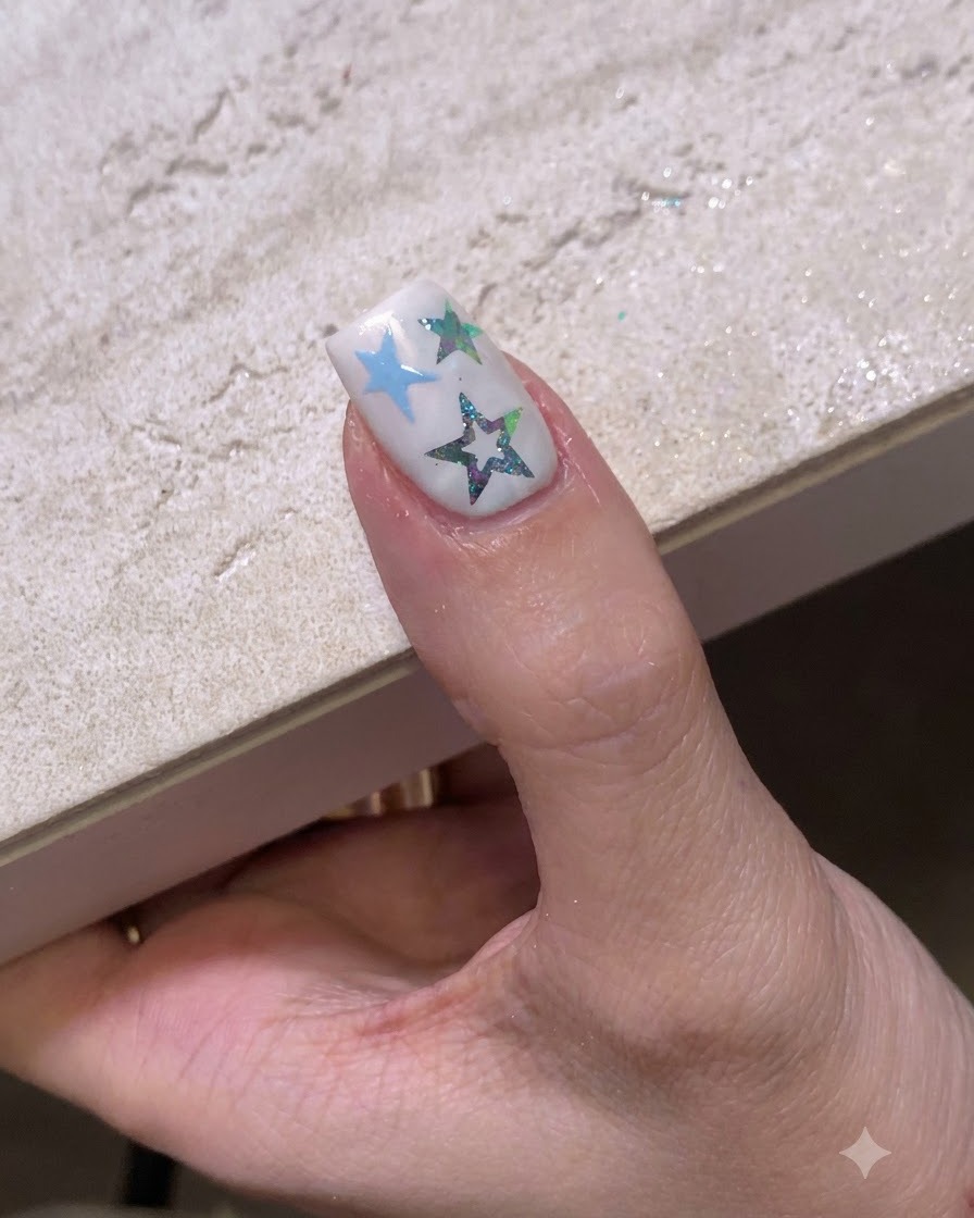 Ein verzierter Fingernagel ruht zum Aushärten unter einer UV- oder LED-Nagellampe.