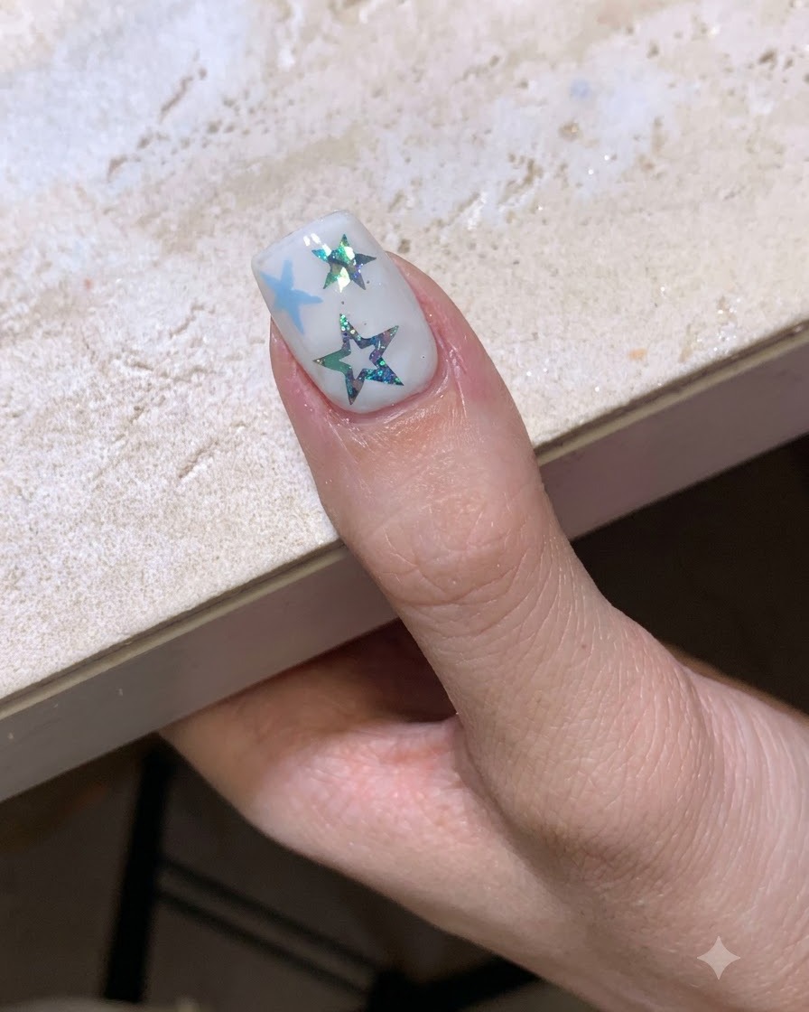 Eine fertiggestellte, sternen-fokussierte Maniküre härtet unter einer Nagellampe aus.