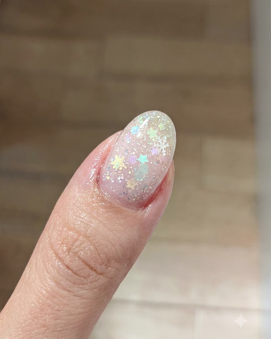 Eine Nahaufnahme einer staubrosa Blush-Farbe, die sanft auf die Mitte der Nagelplatte getupft wird.