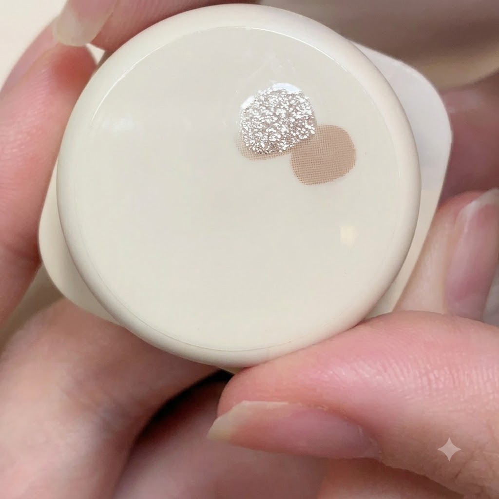 Nahaufnahme eines kleinen Behälters mit feinem hellrosa und silbernem reflektierenden Glitter-Gel neben einem anderen Tiegel.