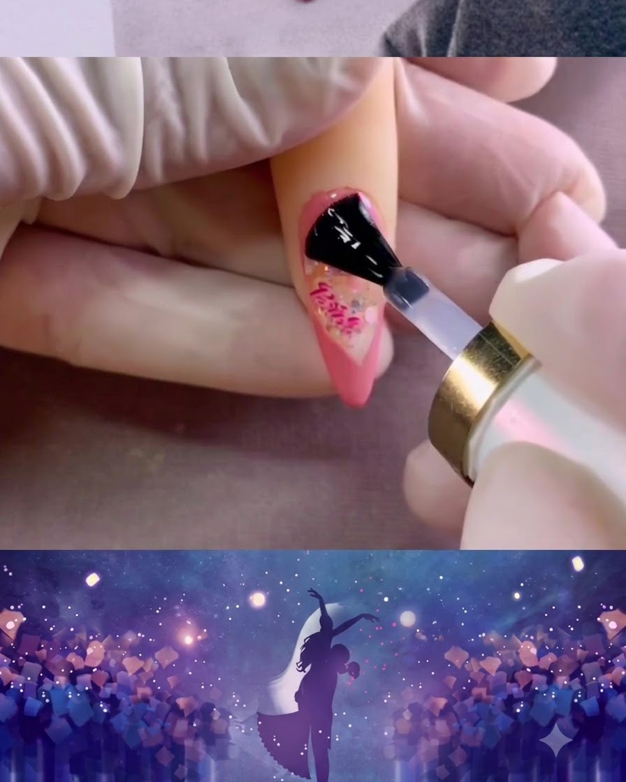 Ein Nagelpinsel verteilt eine Schicht matten Top Coat über die rosa lackierte Nageloberfläche.