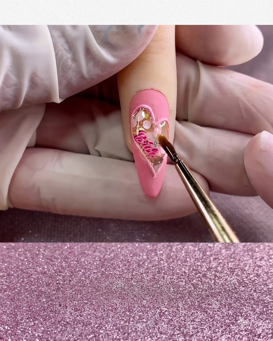 Ein feiner Pinsel trägt klaren glänzenden Top Coat ausschließlich innerhalb der Herzform auf.