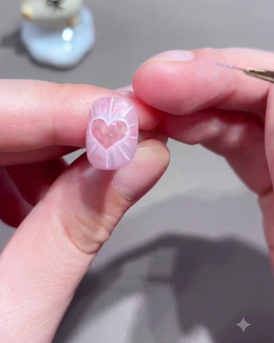 Ein Nagelpinsel trägt einen klaren Versiegelungs-Top-Coat über dem fertigen Lichtwellen-Nageldesign auf.