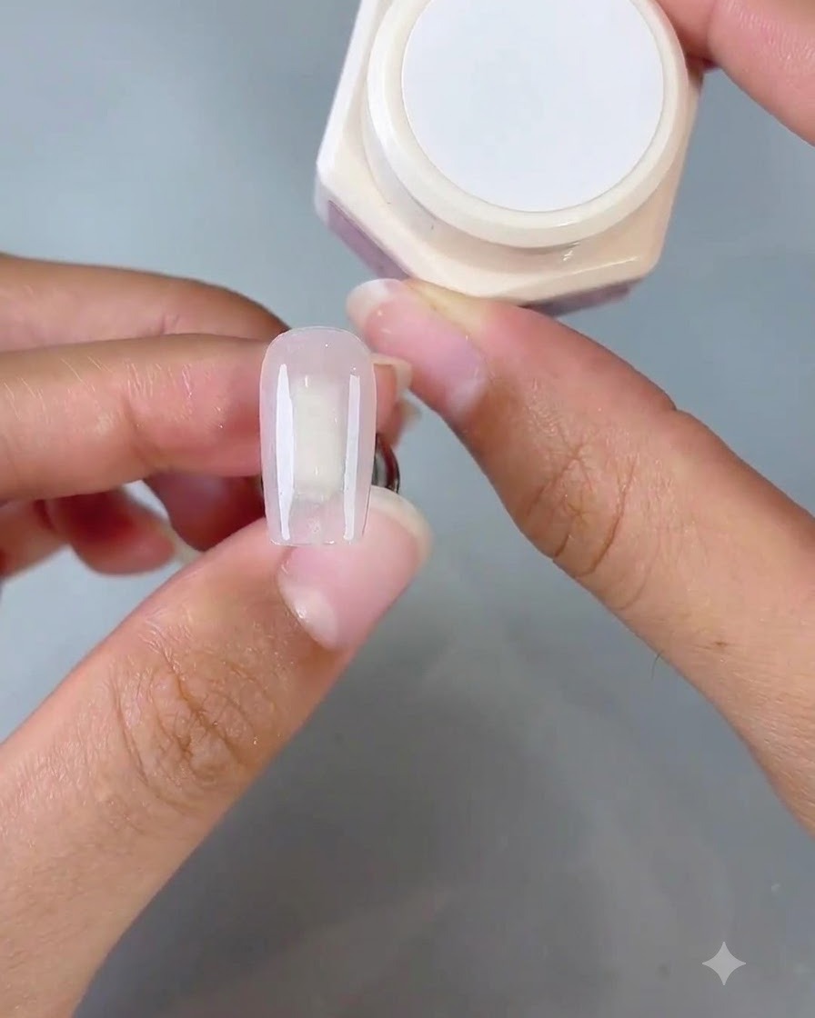 Ein Schwammwerkzeug tupft Gentle No. 1 Gel auf die Nagelspitze, um einen Ombré-Effekt zu erzeugen.