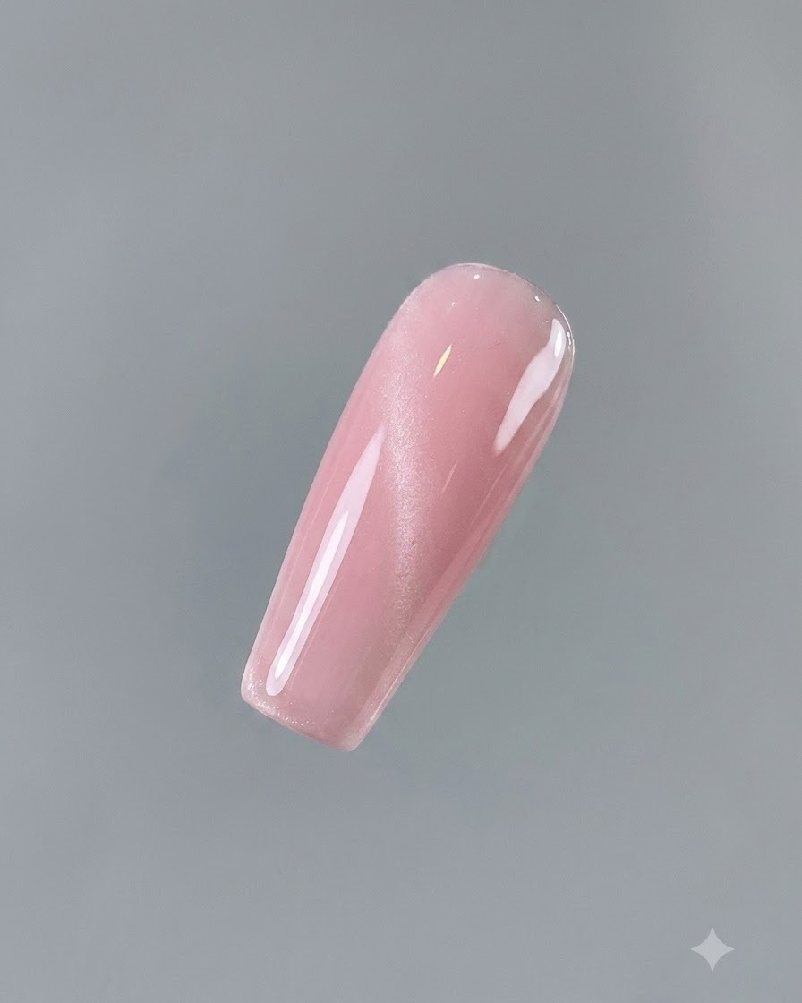 Nahaufnahme eines Nagels, der vollständig mit einem glänzenden, rosafarbenen Aqua Clear No. 2 Cat Eye Gel überzogen ist.