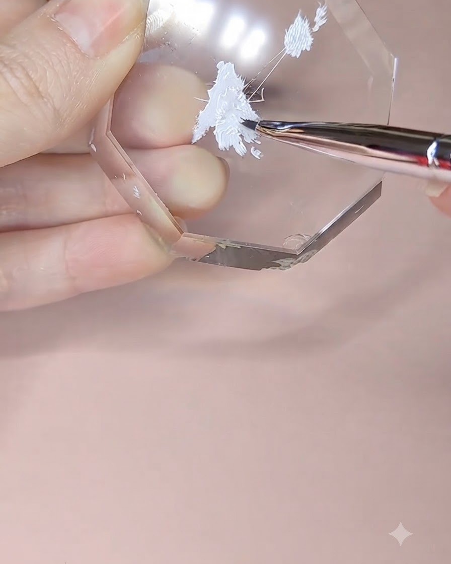 Ein Detailpinsel nimmt weißes Painting-Gel von einer achteckigen Acrylpalette auf.