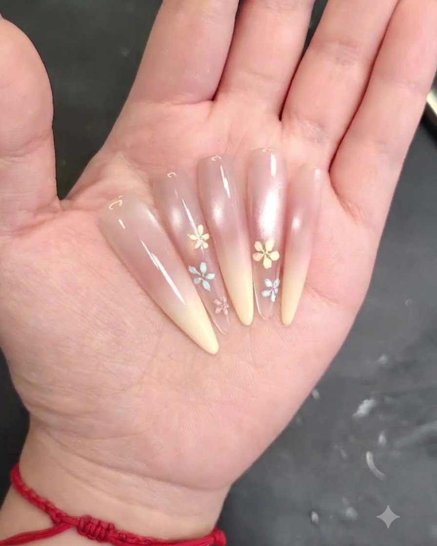 Ein Nagelpinsel verblendet und glättet rosa Blush-Gel gleichmäßig über die Nageloberfläche.