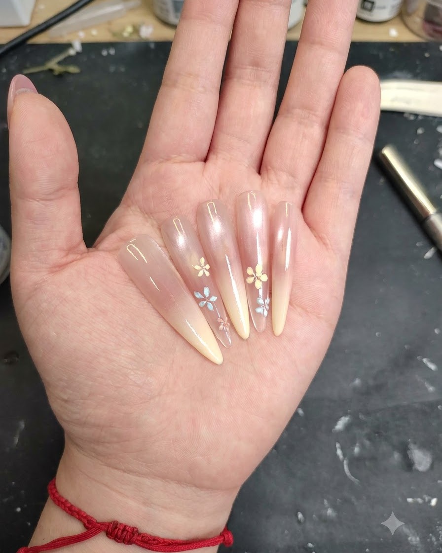 Ein Pinsel trägt eine Schicht klares Gel auf die vorbereitete und farbige Nageloberfläche auf.