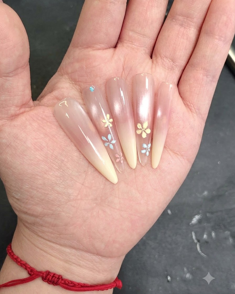 Ein Pinsel verblendet sanft das weiße Cat-Eye-Gel für einen weichen Übergang.