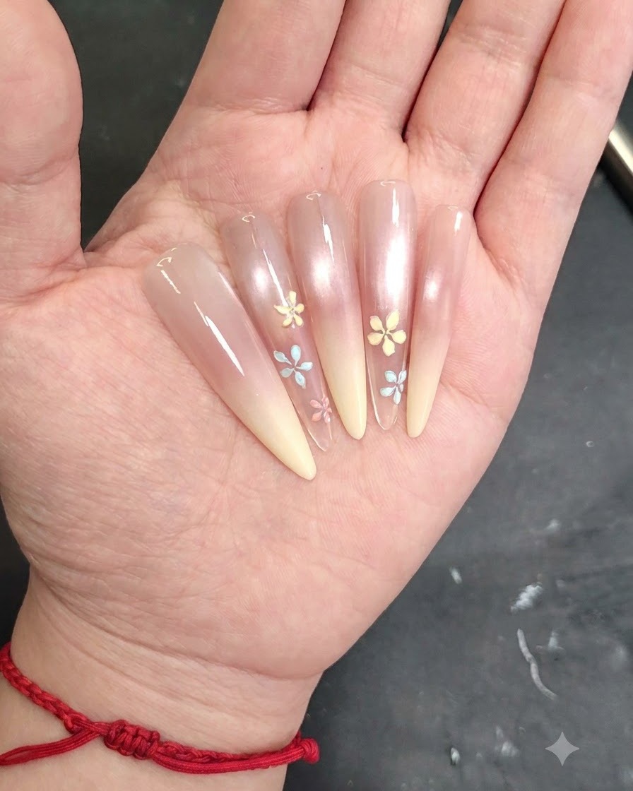 Eine Detailaufnahme eines Nail-Art-Pinsels, der ein kleines Blütenblattdetail auf einen lackierten Nagel malt.