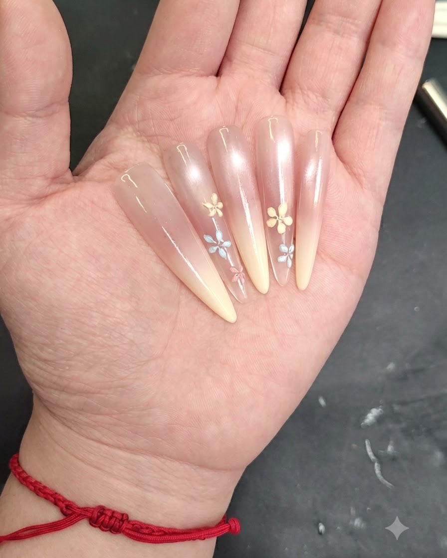 Eine Nahaufnahme eines Nagels mit weiteren gezeichneten Blütenblättern zur Vollendung eines kleinen Blumendesigns.