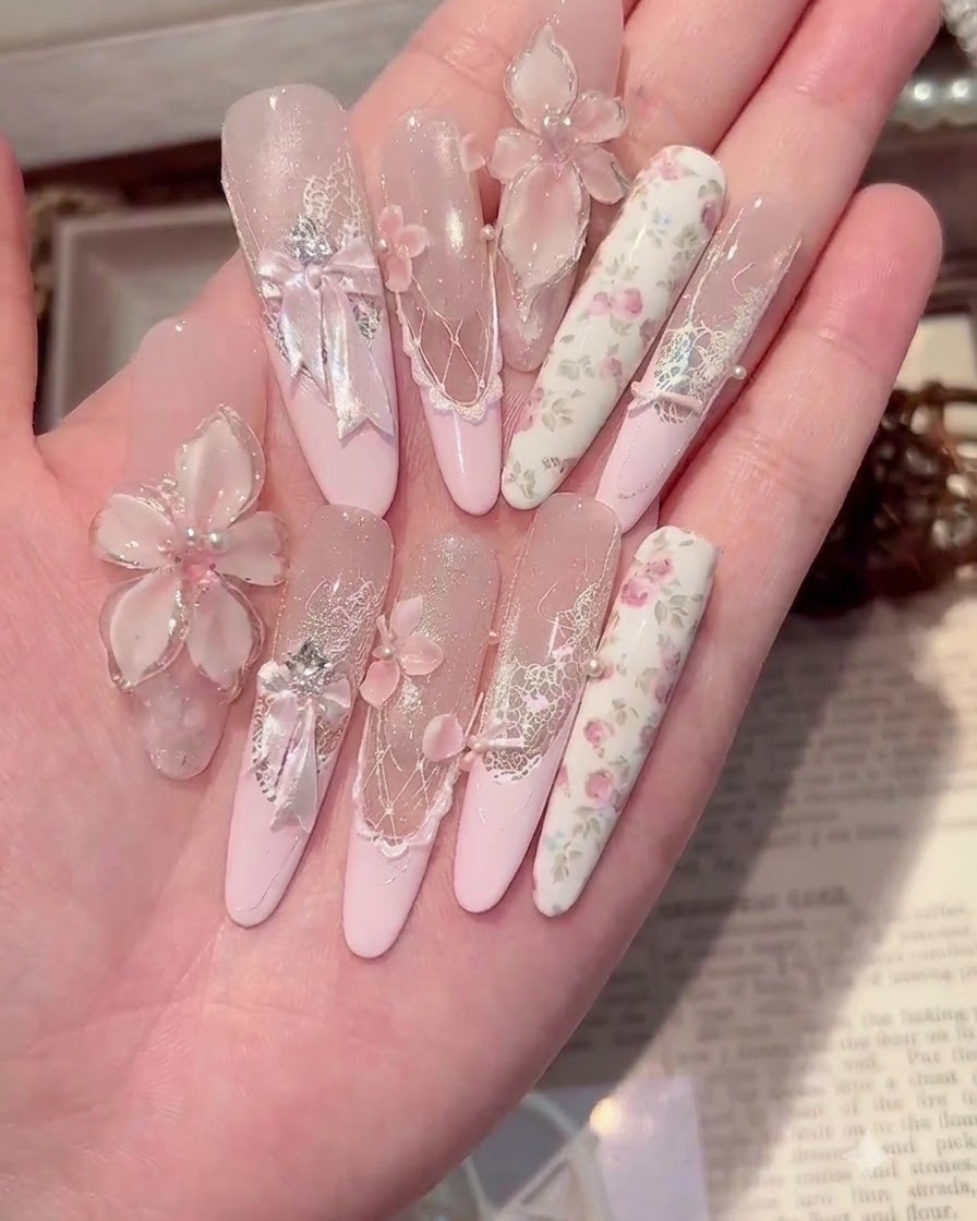 Ein fusselfreier Pad reinigt die Oberfläche eines Nagels.