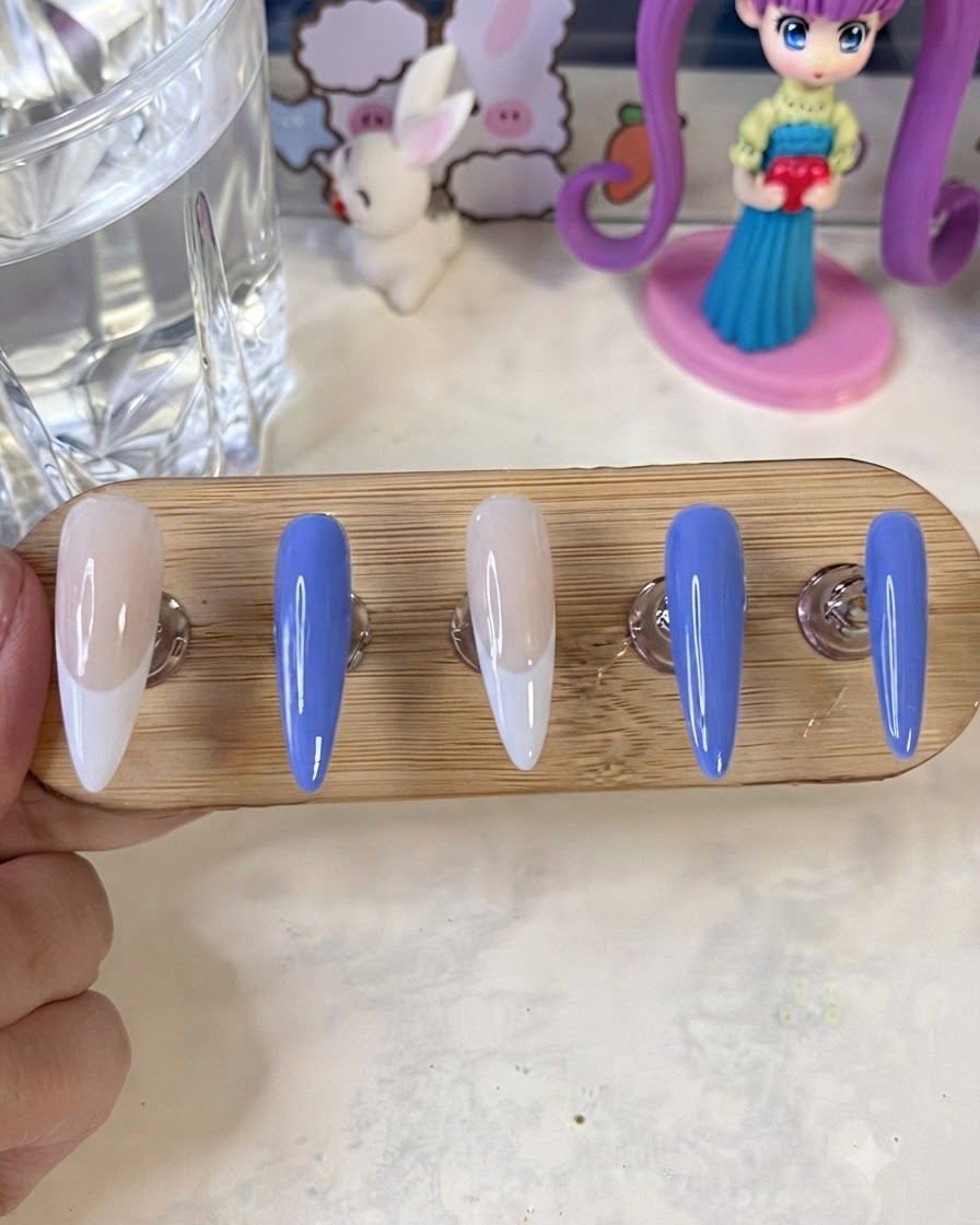 Nagelständer mit fertig lackierten Nägeln unter einer UV- und LED-Härtungslampe.
