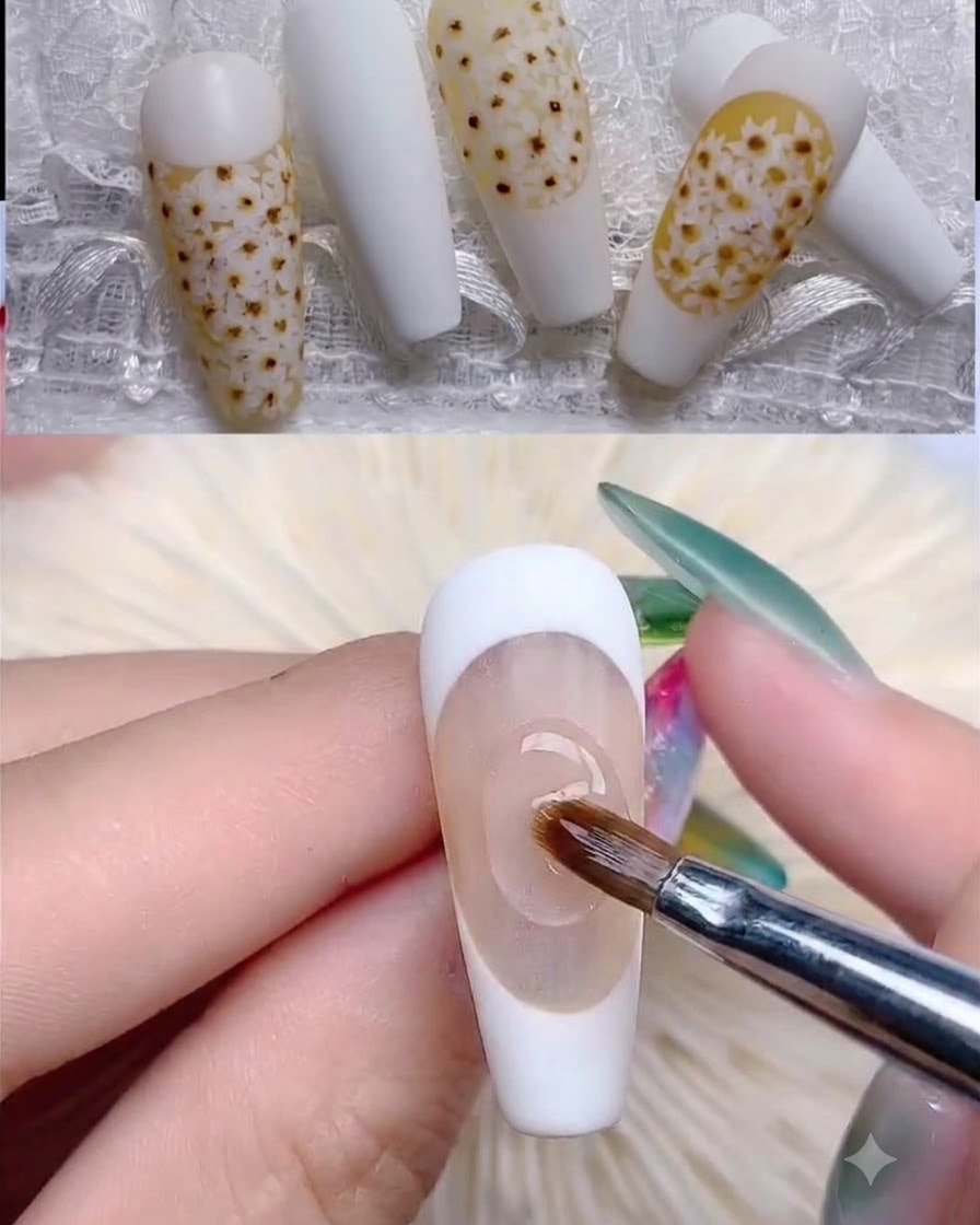 Ein Pinsel trägt eine hellgelbe, halbtransparente Gel-Basis auf einen Nageltip auf.