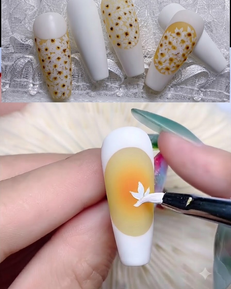 Ein feiner Liner-Pinsel zeichnet eine weiße French Tip Umrandung auf einen gelb grundierten Nagel.