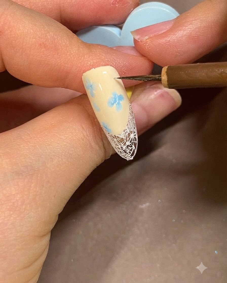 Ein Pinsel trägt klares Aufbau-Gel über einen dekorierten Nagel auf, um das Design zu glätten und zu schützen.