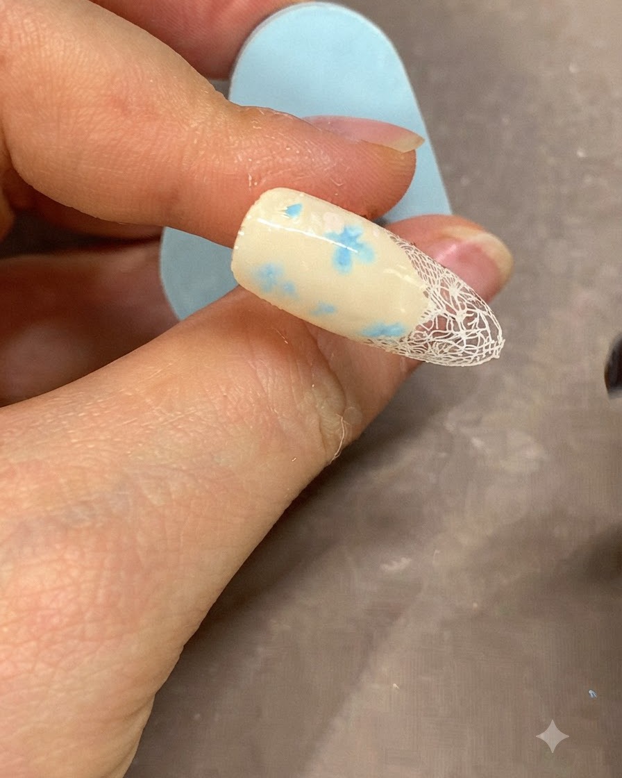 Ein feiner Pinsel zieht eine klare weiße Gel-Linie entlang der Kante der French-Maniküre.