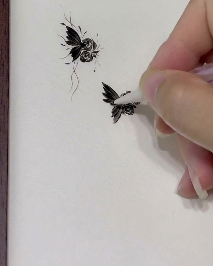 Eine Nahaufnahme eines Nail-Art-Pinsels, der präzise Gelpunkte und saubere feine Linien auf ein florales Schmetterlingsdesign aufträgt.