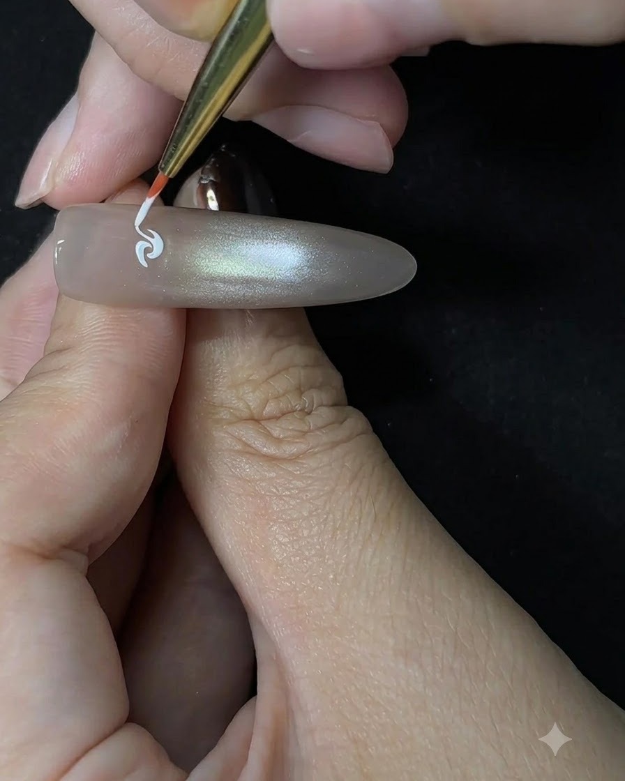 Ein Malpinsel fügt die ersten Blütenstriche um das weiße Rosenzentrum herum hinzu.