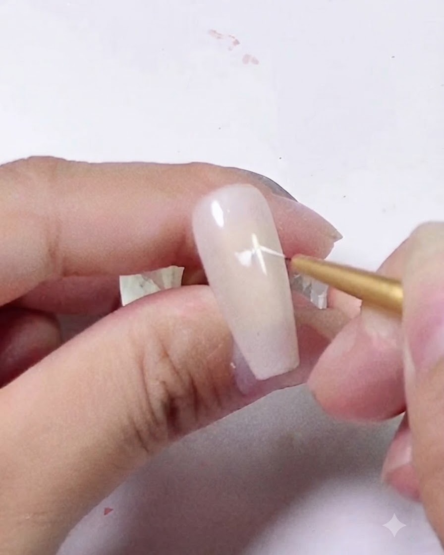 Eine Nahaufnahme eines Liner-Pinsels, der gebogene weiße Pinselstriche um den Mittelpunkt herum hinzufügt.