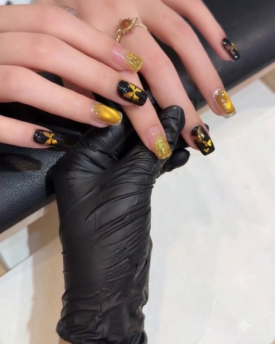 Nahaufnahme von Händen unter einer UV-/LED-Nagellampe zum Aushärten der finalen Topcoat-Schicht.