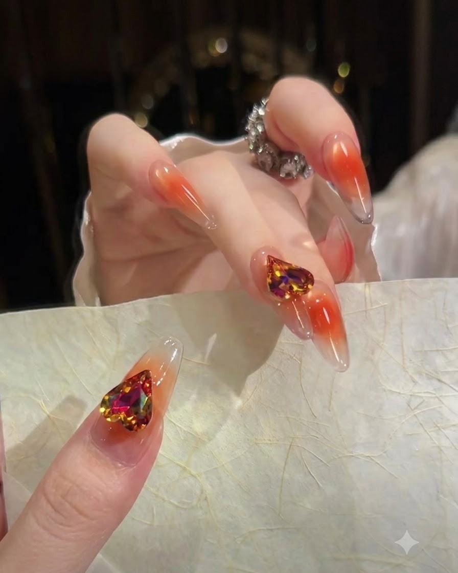 Ein Zeigefinger mit einem weichen Farbverlauf von einem klaren Nagelbett zu einer transluzent orangefarbenen Nagelspitze.