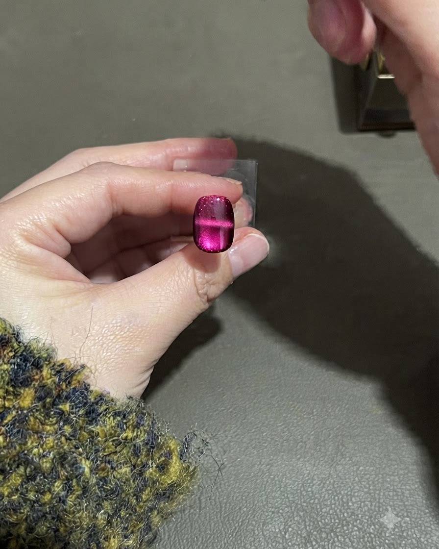 Ein Magnet schwebt über dem Nagel und formt einen deutlichen horizontalen Lichtstreifen quer über die Mitte.