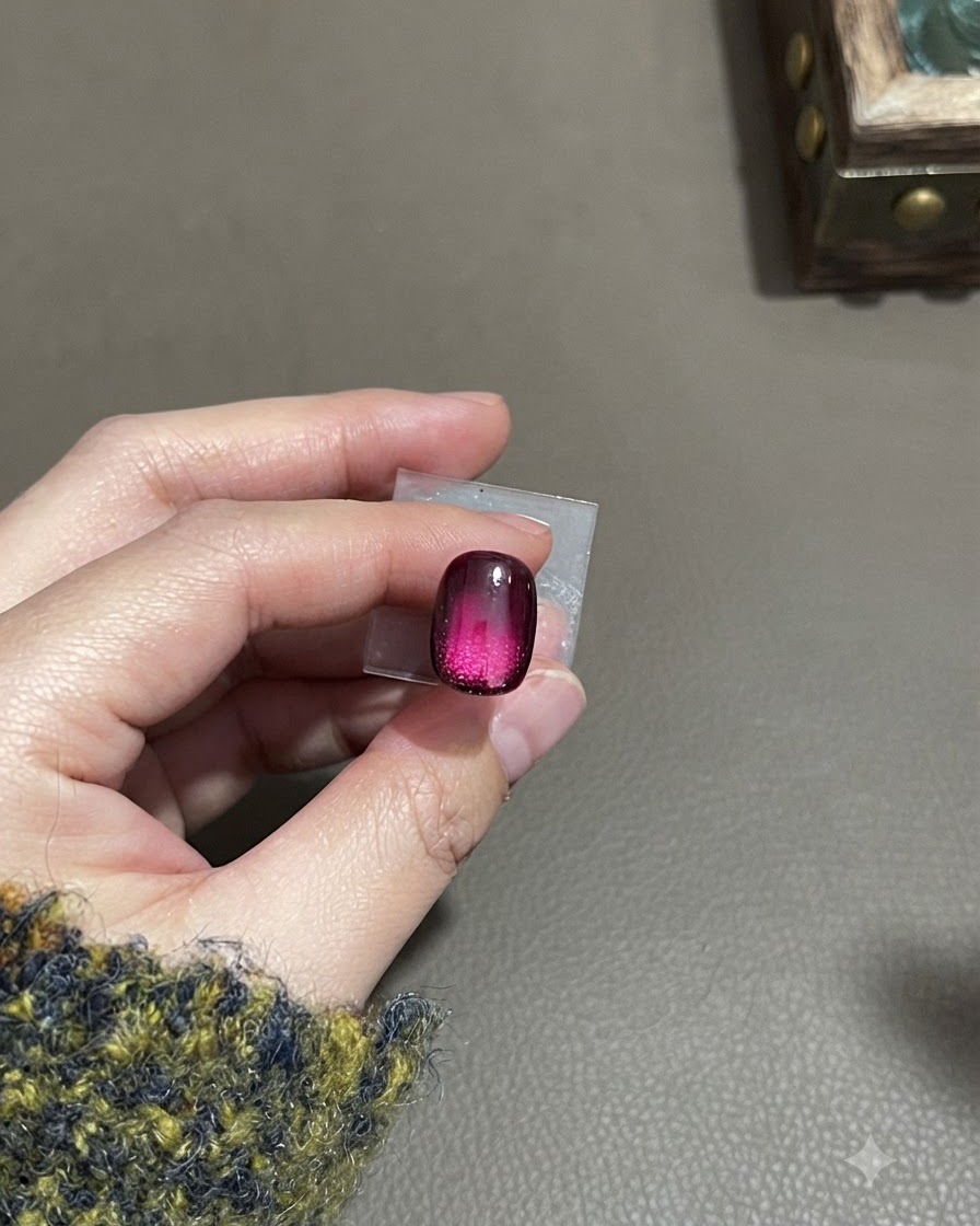 Ein fertiger Gradient-Matte-Cat-Eye-Nagel zeigt eine samtige Frosted-Textur mit einem konzentrierten Highlight im unteren mittleren Bereich.