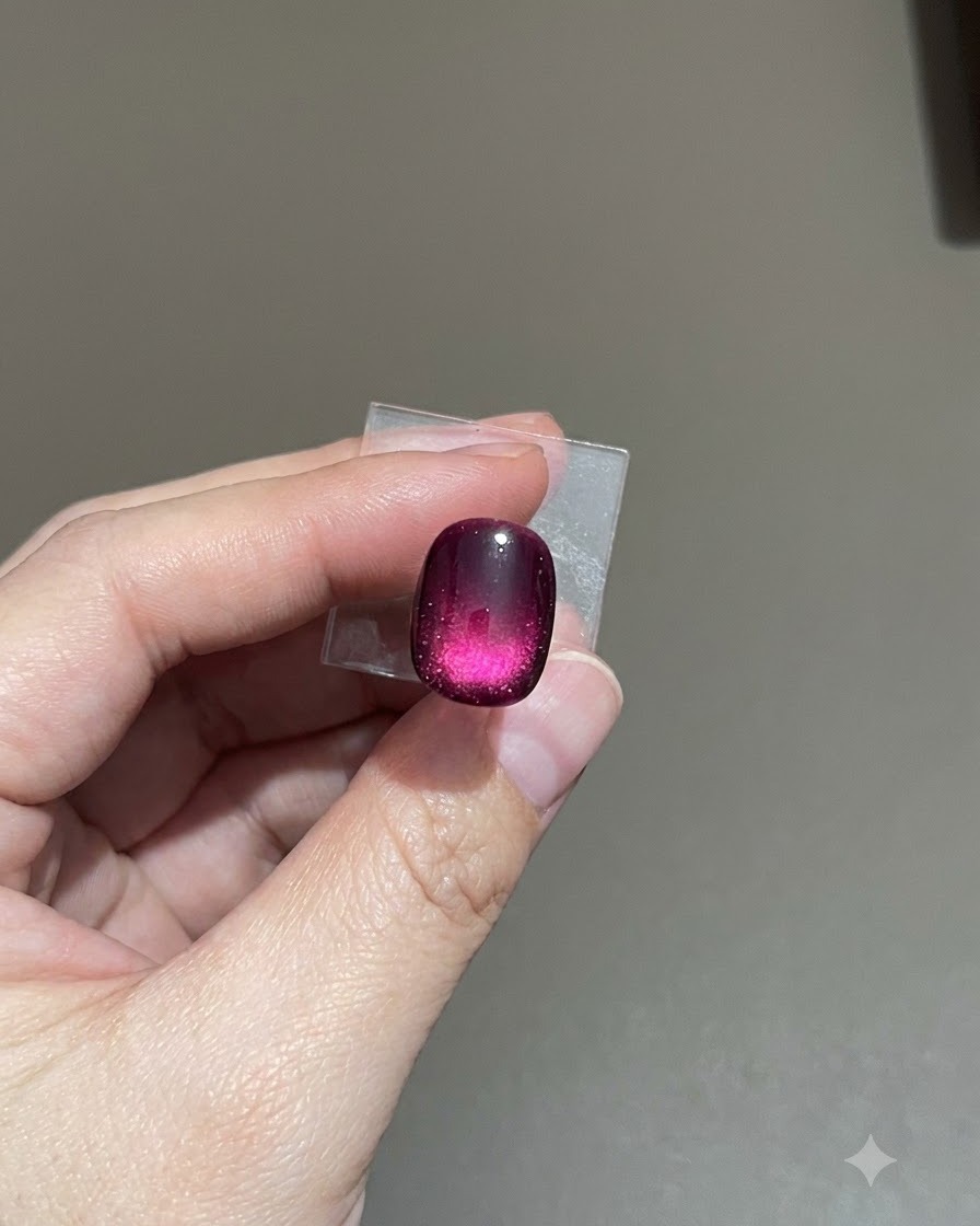 Eine Nahaufnahme eines violetten Frosted-Cat-Eye-Nagels, bei dem sich der matte Top-Coat ausgleicht.