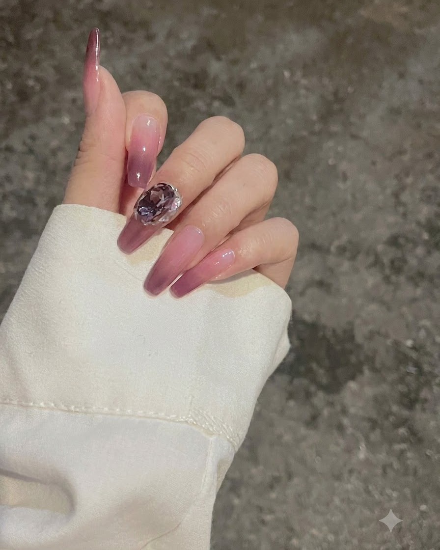 Ein Pinsel trägt jade-lilafarbenes Gel auf die unteren drei Viertel eines klaren Nageltips auf.