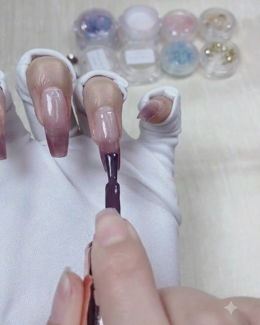 Auftragen einer dritten Schicht tieferen Taro-Lila-Gels auf das obere Drittel des Nagels.