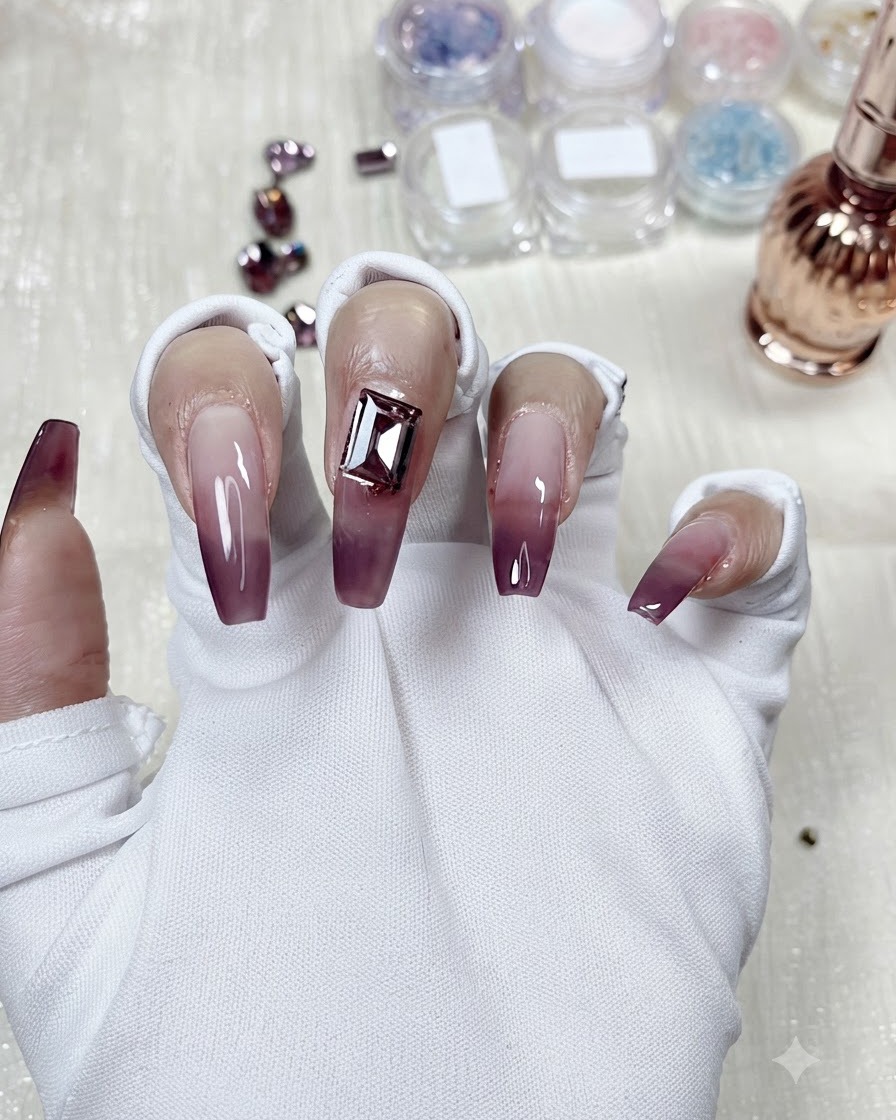 Ein rechteckiger Kristall wird zum Designvergleich in der Mitte eines Taro-Lila-Gradient-Nagels platziert.