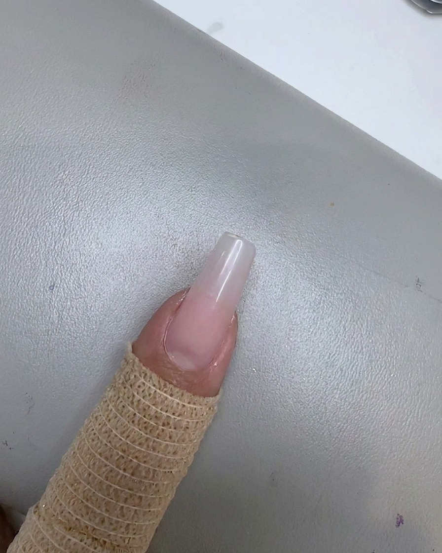 Ein Nagel mit einem weichen Bohnenpaste-Rosa-Farbverlauf, der zum Nagelbett hin verblasst.