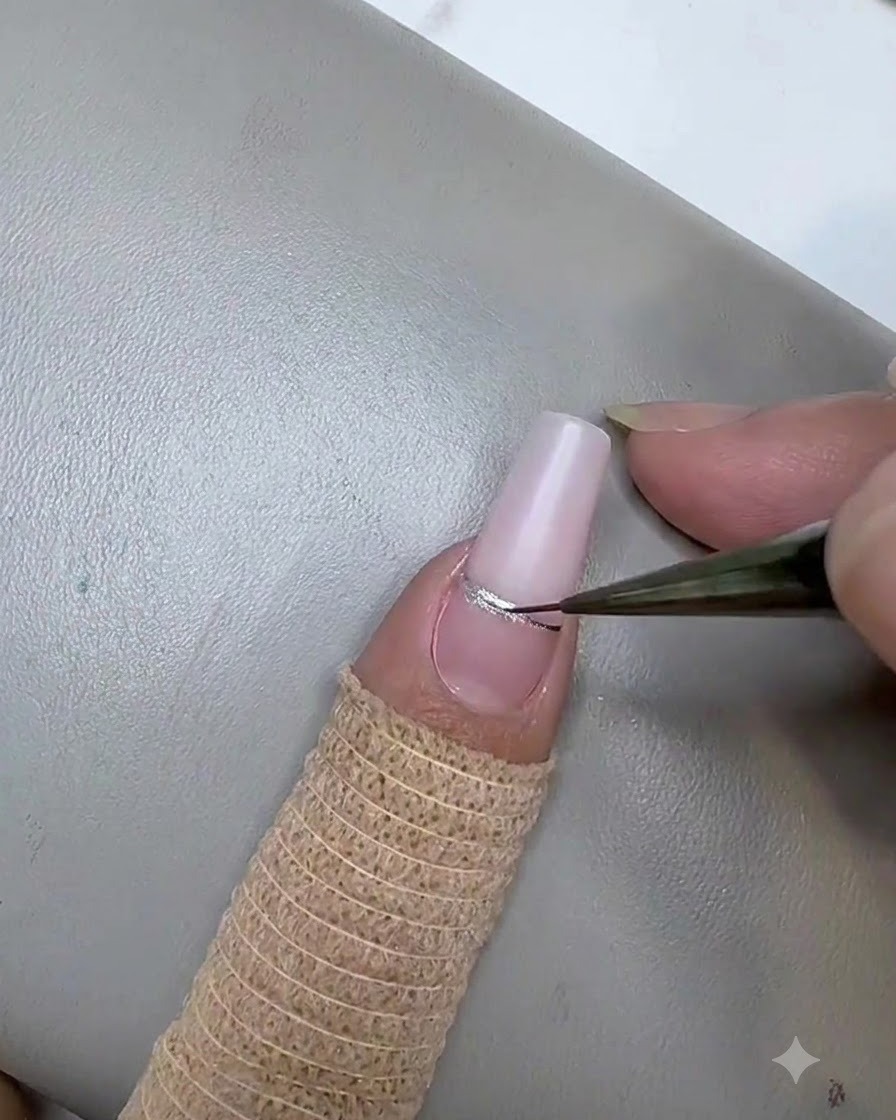Ein rechteckiger Magnet wird dicht über den rosa Streifen gehalten, um die Cat-Eye-Magnetpartikel zu konzentrieren.