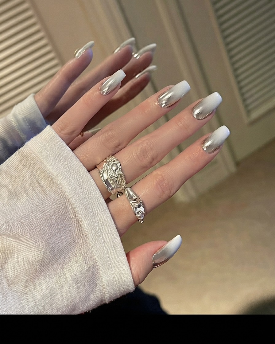 Ein Gelpinsel trägt Top Coat auf eine klare Nagelverlängerung auf.